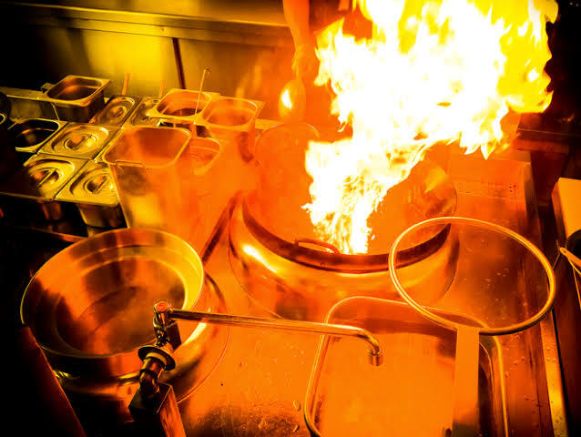 Efecto de lanzar CO2 a un fuego de aceite