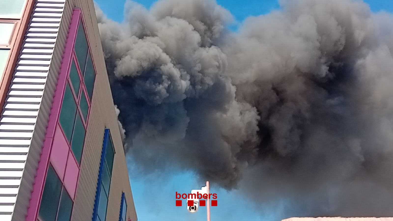 Un incendio en una nave del polígono del Pla d'en Boet de Mataró genera una visible columna de humo