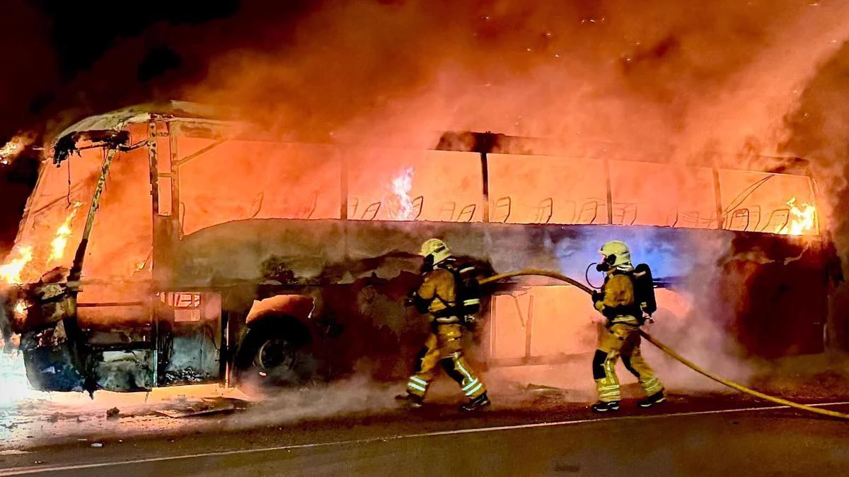 Fuego en Palma: un incendio destruye por completo un autobús en el polígono de Son Castelló