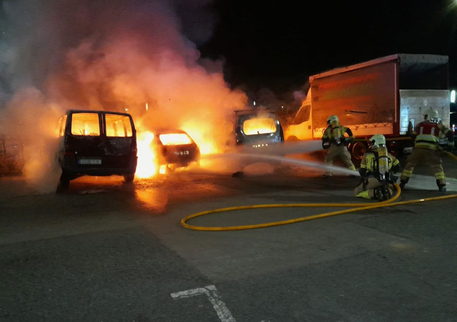 Cinco vehículos calcinados tras un incendio industrial en Amorebieta