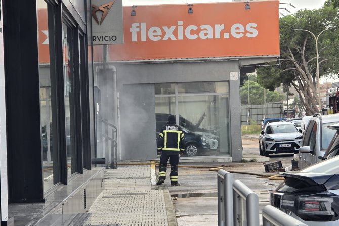 Un incendio obliga a desalojar el concesionario de Seat en El Ejido