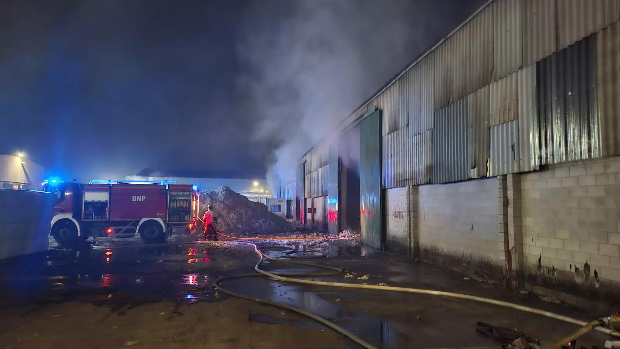 Lebrija: Un pavoroso incendio arrasa una nave agrícola cargada con un millón de kilos de algodón