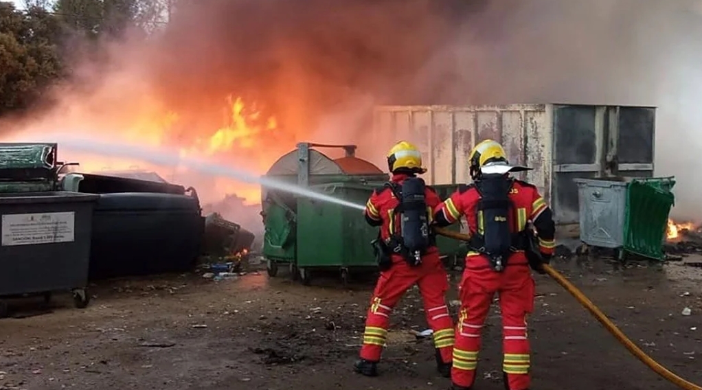 Los bomberos controlan el fuego desatado junto al vertedero de Cuenca. Las llamas afectan a contenedores antiguos y dos camiones