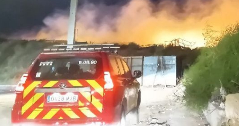 Los bomberos intervienen en un fuego de restos vegetales en el vertedero de Botarell