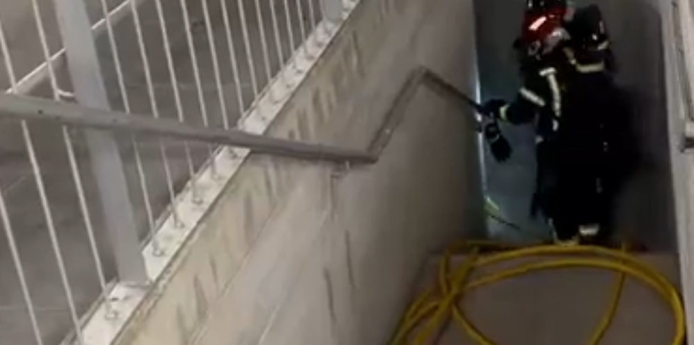 Los bomberos extinguen un fuego en la zona