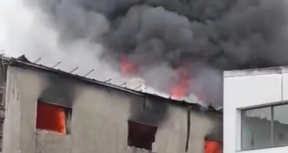 Un fuego causa graves daños en una nave agrícola de Ponteareas. El incendio arrasó parte de la planta superior de las instalaciones de Alper