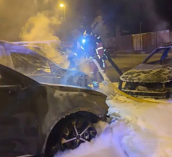 El fuego arrasa diez vehículos en el interior de un aparcamiento en Leganés