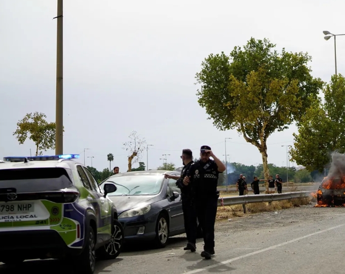 Incendio en un coche estacionado junto al Metro de Blas Infante