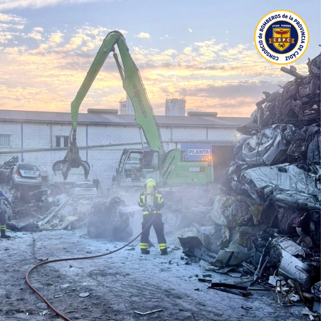 Cinco bomberos y tres vehículos sofocan un incendio en una chatarrería de Chiclana