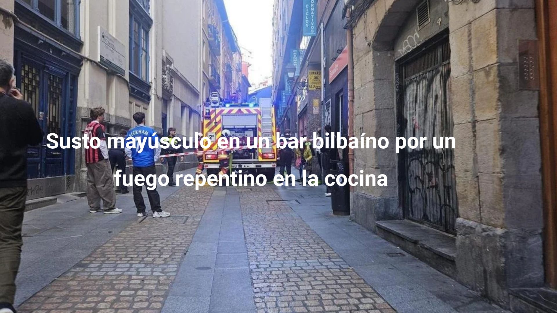 Susto mayúsculo en un bar bilbaíno por un fuego repentino en la cocina