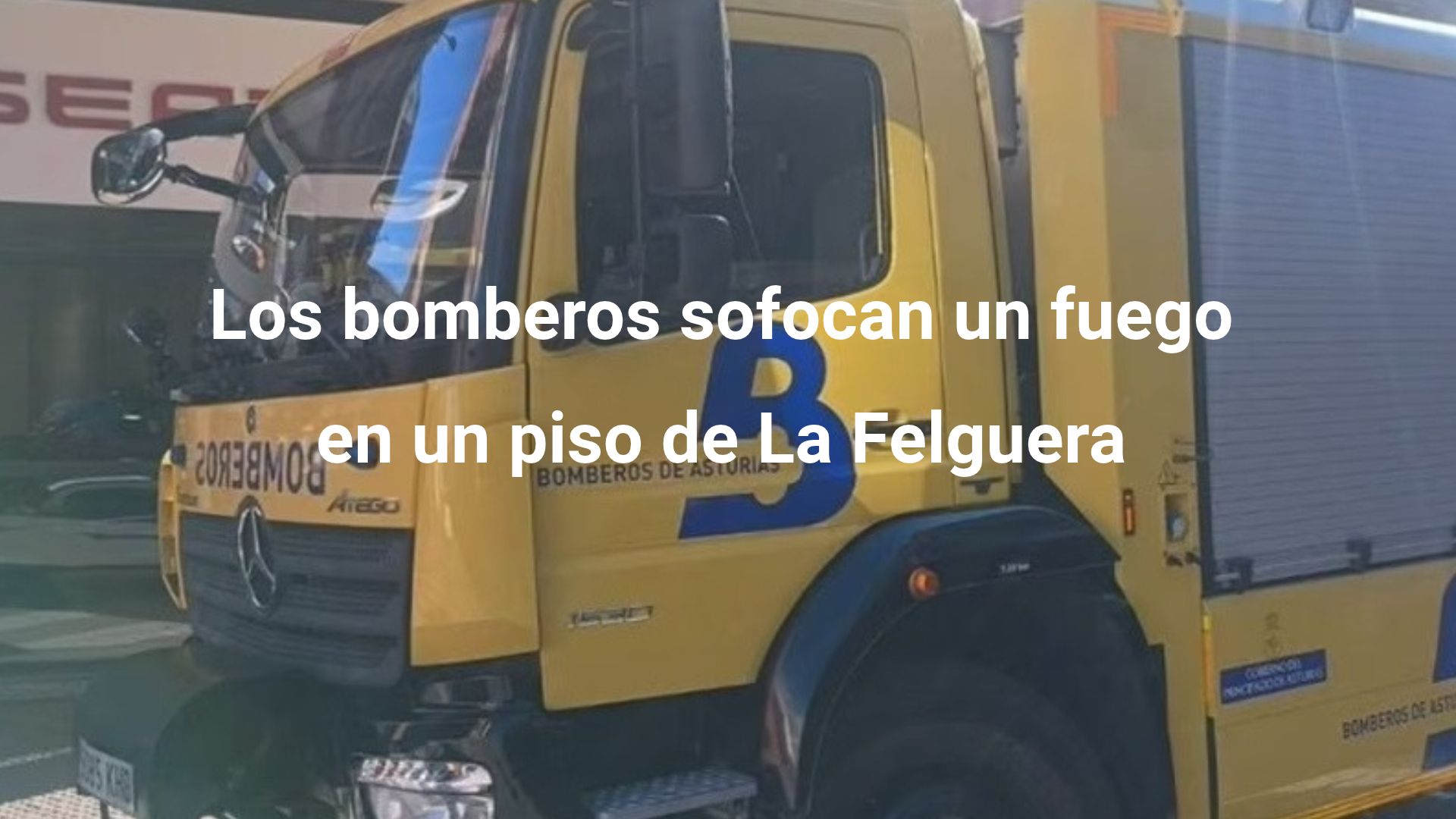 Los bomberos sofocan un fuego en un piso de La Felguera. El incendio en la campana extractora deja daños por humo