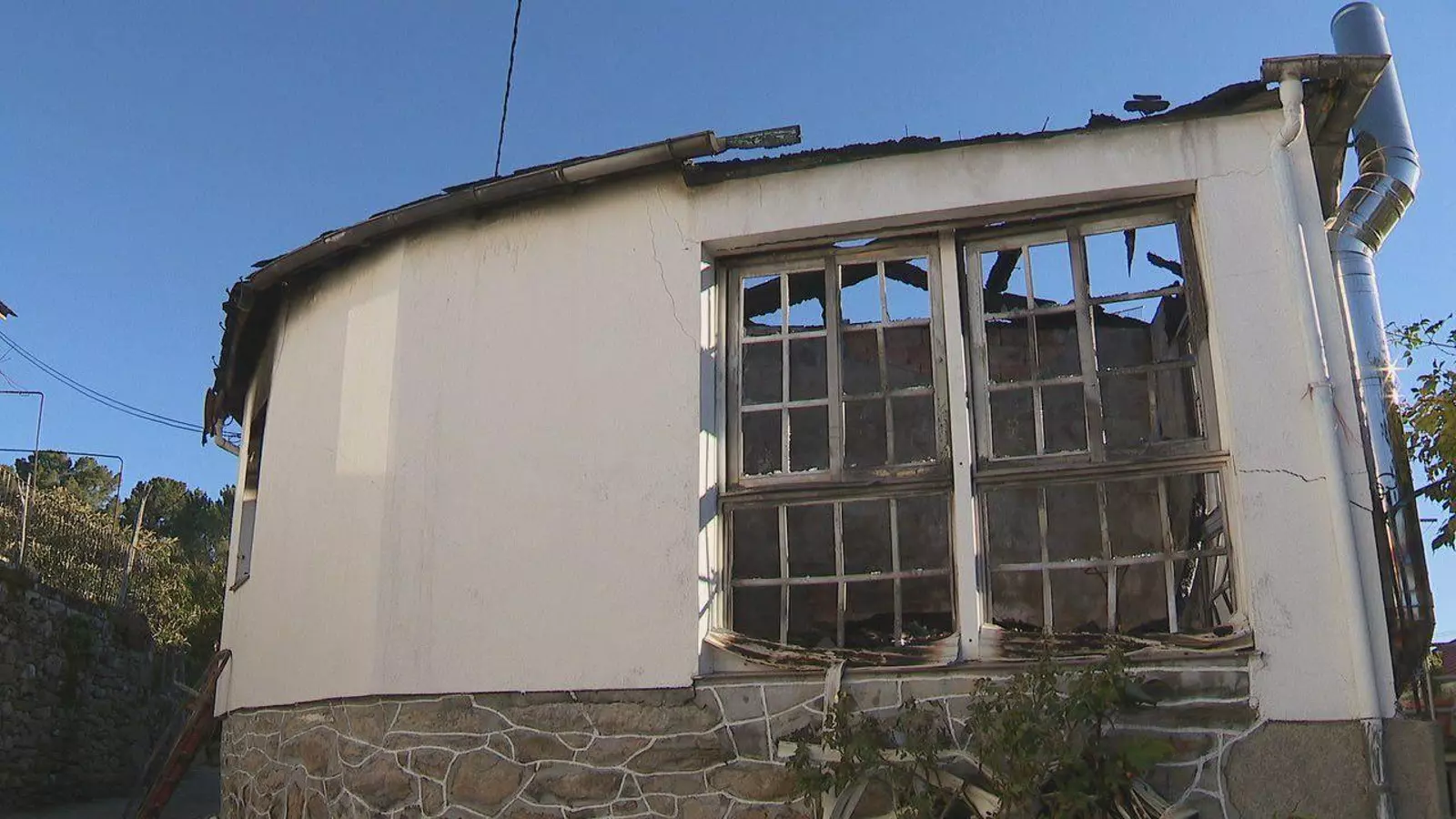 Una vivienda quedó calcinada por completo en Salvaterra do Miño con el resultado de un herido. Una madrugada marcada por las llamas