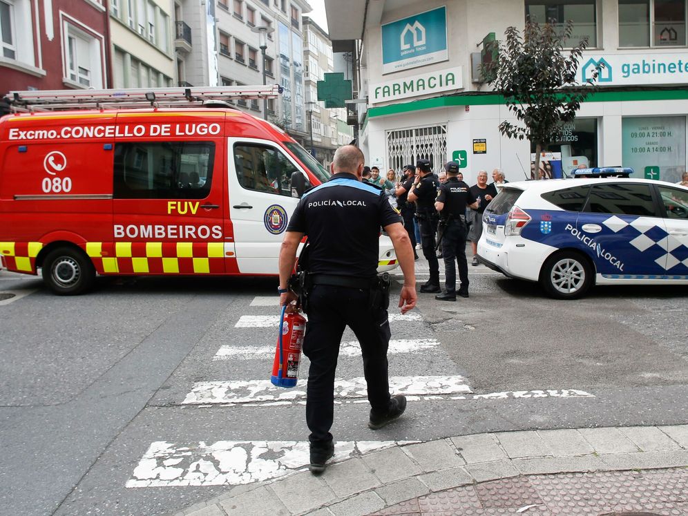 Fuego en un desguace del polígono industrial de O Ceao, en Lugo, tras prender un coche guardado en una nave