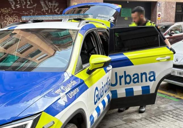 Delincuente huye en L'Hospitalet y guía a la policía hasta un almacén de bolsos robados. Una persecución en Collblanc destapa bolsos de lujo